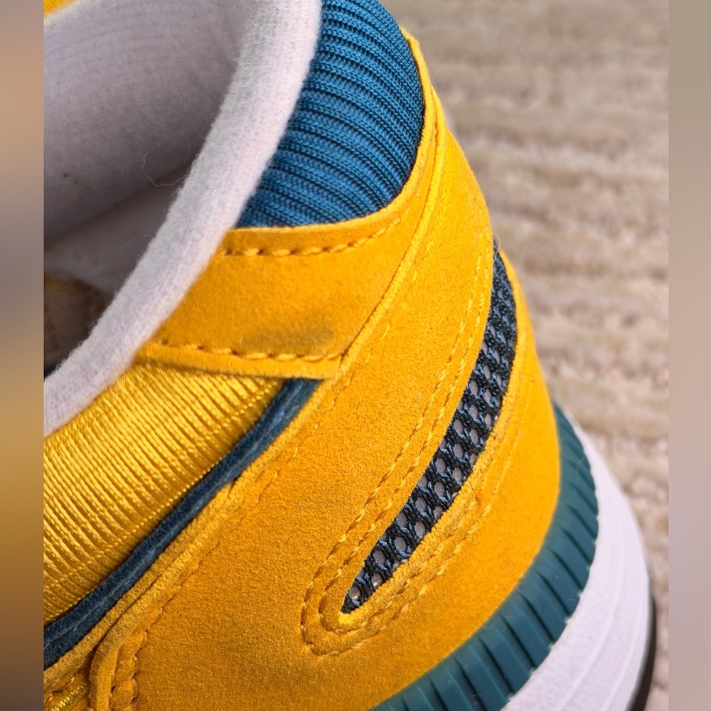Like New Saucony Azura Sneaker - Picture 10 of 16